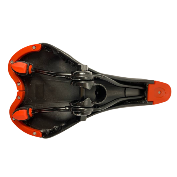 Седло спортивное узкое черно-белое красное 62Е Hengchi